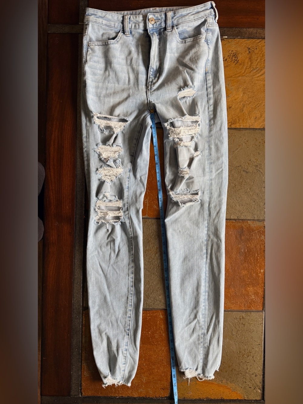 American Eagle light washed denim size 8 raw hem skinny jeans preppy Beachy